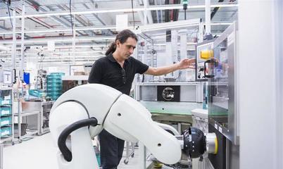 自動(dòng)化專業(yè)與計(jì)算機(jī)專業(yè) 技術(shù)開發(fā)領(lǐng)域的雙軌抉擇